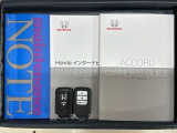 スマートキーは鍵をバッグに入れたままでもドアロックの開閉やエンジンのON・OFFができます。夜間や雨の日も鍵を探さなくて良いので便利です。