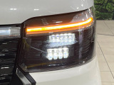【LEDヘッドライト】悪天候や夜間走行時も良好な視界を確保し安心して運転できる高輝度LEDヘッドライトを装備!点灯速度が早く、消費電力も抑えられています。