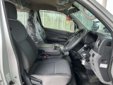運転のしやすさや、乗り降りにも配慮した運転席