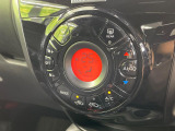 【オートエアコン】一度お好みの温度に設定すれば、車内の温度を検知し風量や温度を自動で調整。暑い&hellip;寒い&hellip;と何度もスイッチ操作をする必要はありません。快適な車内空間には必須の機能ですね♪