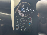 【オートエアコン】一度お好みの温度に設定すれば、車内の温度を検知し風量や温度を自動で調整。暑い&hellip;寒い&hellip;と何度もスイッチ操作をする必要はありません。快適な車内空間には必須の機能ですね♪