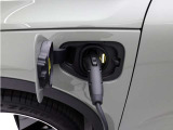コンセントタイプ3kWやウォールボックスタイプ6kWの充電器を用いてご自宅で簡単充電。一般的な家庭用200V交流充電ケーブルでは約8時間で80%まで充電!1時間あたり7~14kmを走行できる電力を充電
