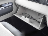 必需品の保険証や車検証の他に、お好きなCD・DVDやサングラスなど小物を収納できます。意外と大切な部分なんですよ。