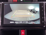 こちらのバックカメラは画面にラインが表示されておりますので、バック時のクルマの進行方向の目安になります。より高いレベルで車庫入れをサポートする、便利な機能ですね。
