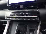 オートエアコンで車内の温度管理も自動調整で行ないますのでらくらくです!安心して運転に集中できます!!