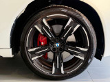 BMWの純正アロイホイールは軽量かつ強度にも優れているホイールで走行性能を引き上げる設計になっております。足元にもBMWは妥協がなくこだわっている個所になります。