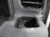 運転席側ドリンクホルダー付いています。