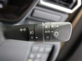 周囲が暗くなると自動でヘッドライトを点灯するオートライト機能付き。周囲が明るくなると自動で消灯します。