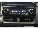 ★エアコンはオートタイプが装着済みです!オートモードにしておけば、車内温度を設定するだけで風の料や吹き出し口の切り替えを機械が行ってくれます!一年中快適な環境を作れますよ♪