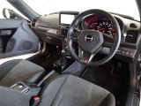 革巻きステアリングで快適な操作性の運転席です。