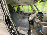 運転席まわりには十分なスペースがあり、大柄な方でもゆったり運転していただける環境です。