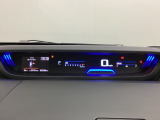 デジタル表示のスピードメーターとタコメーターを大きく配した見やすいメーター部になっています。左側のインフォメーション画面でオドメーターや燃費などの情報を確認できます。