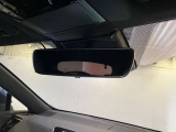 バックミラーは自動防眩仕様です