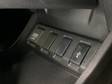 アクセサリーソケットはUSBのアダプターなどをつければ、スマホの充電にも使えます。横にはナビゲーション用の外部入力可能なUSB端子がついており、周辺には物が置けるトレーがついています。