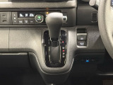 CVT車のセレクトレバーです。低速から高速まで、変速ショックのないスムーズな走りを実現するとともに、エンジン効率のよい領域を維持することで燃費にも貢献します。