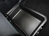 便利な収納ポケット、小物入れを各所に配置しています。