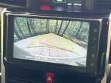 【バックカメラ】駐車時に後方がリアルタイム映像で確認できます。大型商業施設や立体駐車場での駐車時や、夜間のバック時に大活躍!運転スキルに関わらず、今や必須となった装備のひとつです!