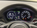 ハイブリット車専用のメーターです。右側の大型スピードメーターに加え、ステアリングスイッチを使って左のマルチインフォメーション・ディスプレイで燃費や動力伝達などの情報が見れるようになっています。