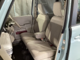 前席はベンチシートとなり開放感もございます。また、運転席にはアームレスト付きです。