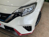 【LEDヘッドライト】悪天候や夜間走行時も良好な視界を確保し安心して運転できる高輝度LEDヘッドライトを装備!点灯速度が早く、消費電力も抑えられています。