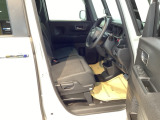 【ベンチシート】運転席と助手席の移動もスムーズ!狭い駐車場での乗り降りや、お子様の乗り降りにも便利です。座席の間にコンソールボックスやドリンクホルダーがないため、車内空間が広く感じます。