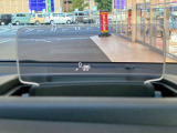 運転に必要な情報を映し出す、ヘッドアップディスプレイ。ドライバーの視線移動や焦点の調節を減らし、安全運転に貢献します。