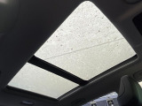 【パノラマルーフ】大型のガラスルーフ搭載で車内の解放感が一気にアップ!開放的なドライブをお楽しみいただけます。