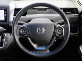 ハンドル左側にはオーディオ操作が出来るオーディオリモートコントロールスイッチ、右側にはHonda SENSINGとオートクルーズコントロールのスイッチを装備!