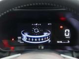 とっても見やすいメーターです。夜間時はラグジュアリーな気分にさせてくれる照明が魅力ですので、夜のドライブも楽しみになりますよ♪
