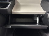 【グローブボックス】車検証入れ等の収納に便利です♪