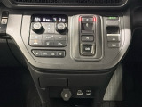 「e:HEV」搭載車です。日常シーンのほとんどをモーターで走行し、高速クルージングなどモーターよりもエンジンの方が効率が良い領域はエンジンで走行、あらゆる領域で優れた燃費走行を実現します。