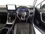 革巻きステアリングで快適な操作性の運転席です。