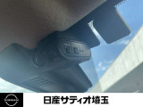最近では付いてる車も多くなってきました。中古車ではまだまだ付いていればラッキーなドライブレコーダーです♪