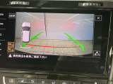 ギアをリバースに入れると車両後方の映像を映し出します。画面にはガイドラインが表示され、車庫入れや縦列駐車などの際に安全確認をサポートします。