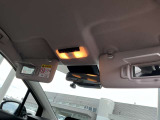 サンバイザーの裏には小型のミラーがあり、身だしなみのチェックも簡単です。