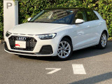 Audiデザインの特徴であるシングルフレームグリルが存在感を主張します。