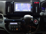 運転席からも手が届きやすく、操作しやすい空調コントロールパネル。オートエアコンなので操作の煩わしさが無くオールシーズン快適にドライブできます。快適空間で運転に集中できますね。