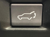 【パワーバックドア】スマートキーや運転席のボタンを押すだけでリアゲートが自動で開閉します!荷物を持っている時や、高い位置にあるバックドアを閉める際に便利な機能です♪
