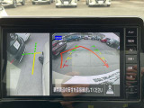 画像の左側は運転席から見ることのできないフロント左側を映している画像です、狭い道や幅寄せ時に便利です。