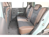 中古車をキレイで気持ちよくお乗りいただけるよう、エンジンルームからシートを外した洗浄まで、目に見えない部分も徹底的に洗浄しています!