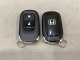 スマートキーを装備しています。鍵を差し込むことなくドアロックの開け閉めと、スタートボタン操作でのエンジンスタートができます。スペアキーも同じものを用意しております。
