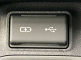 こちらのクルマはUSB接続コネクタも装備されています♪スマホの充電などにお使い下さい。ご旅行中での充電切れも、これなら心配いりませんね!