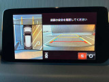 360度ビューカメラを搭載。4方の小型カメラの映像を処理し、車両真上からの映像に変換しています。