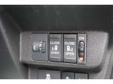 【パワースライドドアスイッチ】運転席から、後部座席の開け閉めが可能なボタンです!ワンプッシュで作動するので、手が塞がっている人などサポートに便利ですね♪