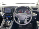 運転席まわりです。 各操作スイッチは使いやすい位置に配置されてます。