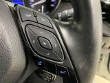 【レーンディパーチャーアラート】車線または走路からの逸脱の可能性を警告すると共に、車線または走路からの逸脱を避けるためのハンドル操作の一部を支援する機能です。