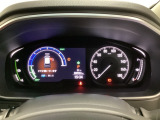 ハイブリット車専用のメーターです。右側の大型スピードメーターに加え、ステアリングスイッチを使って左のサブデスプレイで燃費や動力伝達などの情報が見れるようになっています。