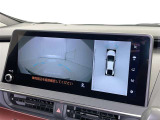 パノラミックビューモニターを装備。駐車場や交差点でクルマを真上から見るように周囲を確認できます。機能の詳細は販売店スタッフまでおたずねください。