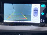 ギアをリバースに入れると車両後方の映像を映し出します。画面にはガイドラインが表示され、車庫入れや縦列駐車などの際に安全確認をサポートします。