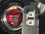 【Hondaスマートキー】カバンやポケットに入れたままでもドアの施錠・解錠が可能なスマートキーを装備。エンジンのオン・オフ時もカギを取り出す必要が無いからとっても便利です♪